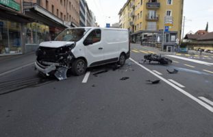 Emmenbrücke LU - Lieferwagen kollidiert beim Abbiegen mit Motorrad