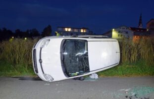 Pfeffikon LU - Kollision mit Grenzstein führt lässt Wagen abheben