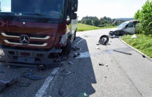 Roggliswil LU - Auf die Gegenfahrbahn geraten und in LKW gecrasht