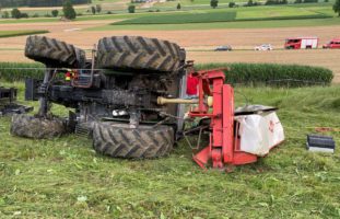 Weingarten-Kalthäusern - Traktor kippt um und klemmt Lenker ein