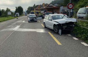 Schwaderloch AG - Auf Gegenfahrbahn geraten und mit PW kollidiert