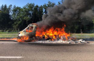 Sirnach TG - Wohnmobil gerät auf der A1 in Brand