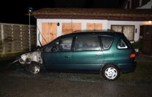 Windisch AG - Lauten Knall gehört und brennendes Auto gefunden