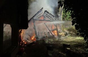 Gartenschopf in Mumpf AG brennt vollständig nieder