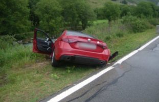 Hospental UR: PW-Fahrer (29) und Beifahrerin (32) verunfallen wegen Unwetter