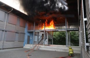 Brand zwischen zwei Schulpavillons in Zug