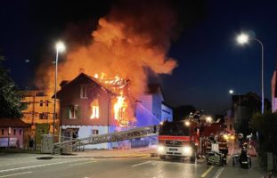 Bäch SZ - Strasse wegen Grosseinsatz der Feuerwehr gesperrt