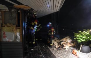 Euthal SZ - Feuerwehr löscht Mottbrand im Bereich einer Hausfassade