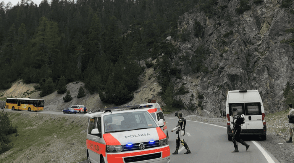 Ofenpass GR - Lenker verliert die Kontrolle über Motorrad und stürzt in Bachbett