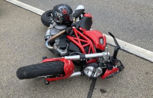 Motorradlenker touchiert den Bordstein bei Selbstunfall in Bilten