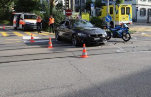 Verkehrsunfall St.Gallen SG - Motorradfahrerin (17) prallt in PW