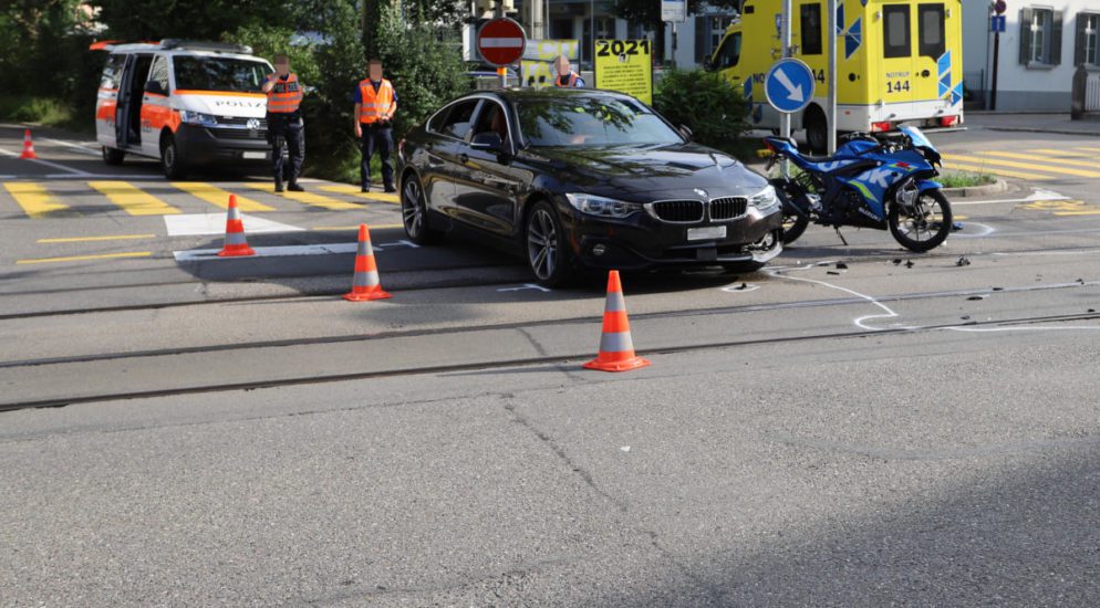 Verkehrsunfall St.Gallen SG - Motorradfahrerin (17) prallt in PW