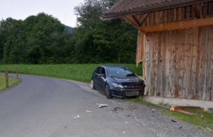 Büren NW: Autofahrer wird nach Selbstunfall von Polizei wachgerüttelt