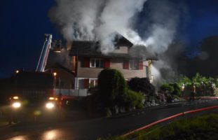 Brennendes Einfamilienhaus in Oberhelfenschwil SG