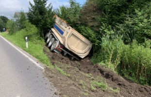 Rain LU - LKW landet neben der Strasse und wird ins Spital gebracht