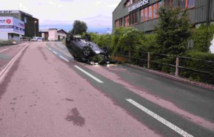 Nach Kollision mit Metallzaun in Mörschwil Unfallstelle verlassen