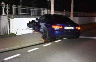 Goldach SG - Fahrunfähig Trottoir überfahren und mit Mauer kollidiert