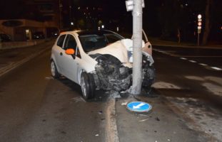 St. Moritz GR: Autolenker bei Verkehrsunfall frontal mit Kandelaber kollidiert