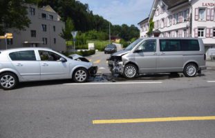 Thal SG - Fahrer kann nicht rechtzeitig bremsen und crasht in PW