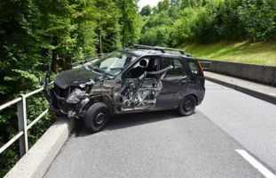 Erheblicher Sachschaden nach Verkehrsunfall in Emmetten