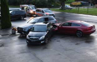 Schlierbach LU: Verkehrsunfall mit drei beteiligten Fahrzeugen und hohem Schaden