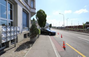 Verkehrsunfall St.Gallen SG - Skater (32) mit Hund gegen Auto geprallt