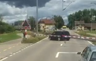 In Bahnübergang in Uster mit Auto steckengeblieben