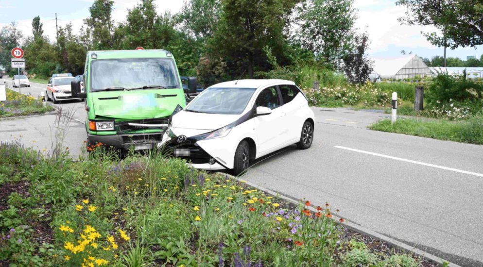 Tübach SG - Autolenkerin übersieht Lieferwagen, es kommt zur Kollision