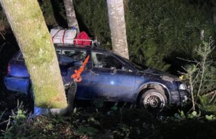 Muotatahl SZ - PW kommt von Strasse ab und crasht gegen Baum