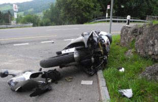 Steinen SZ - Kontrolle über Motorrad verloren und schwer gestürzt