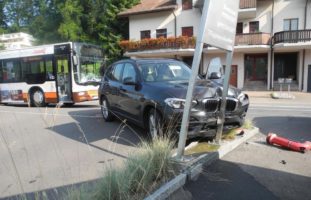 Verkehrsunfall zwischen Linienbus und Personenwagen in Wollerau