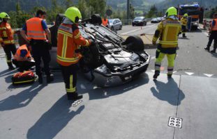 Walenstadt SG - Auto hebt bei Kollision mit Leitplanke ab und überschlägt sich