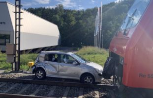 Unfall zwischen Personenwagen und S4 der Sihltalbahn in Langnau