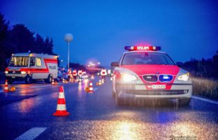 Zollikerberg ZH - Polizist muss sich vor flüchtendem Automobilist retten