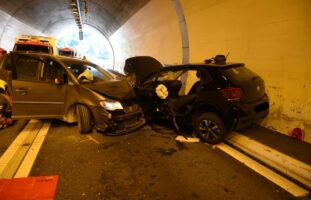 Heftiger Frontalunfall im Tunnel Wegerhaus / Zillis GR