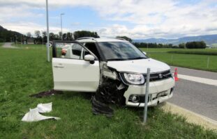 Bilten GL - Autofahrerin baut Verkehrsunfall