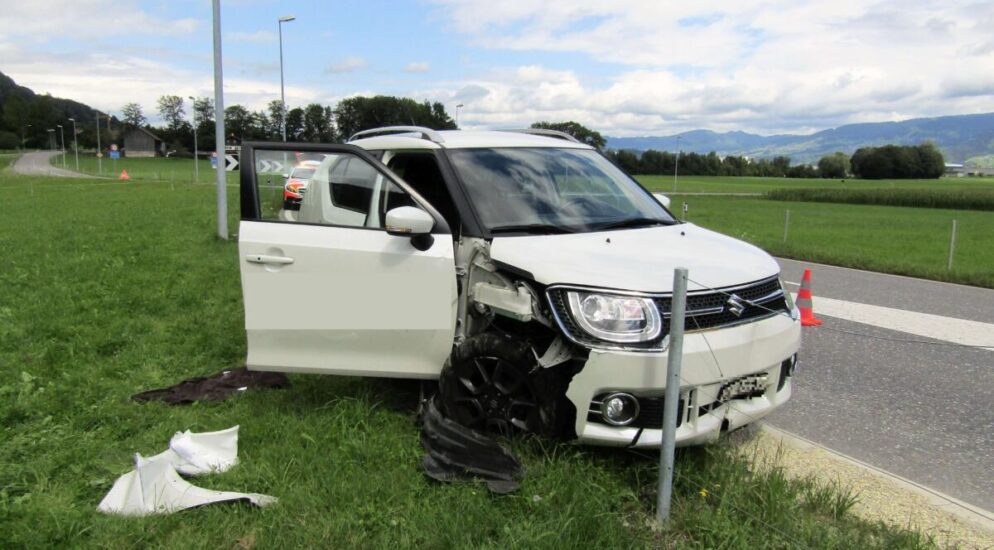 Bilten GL - Autofahrerin baut Verkehrsunfall