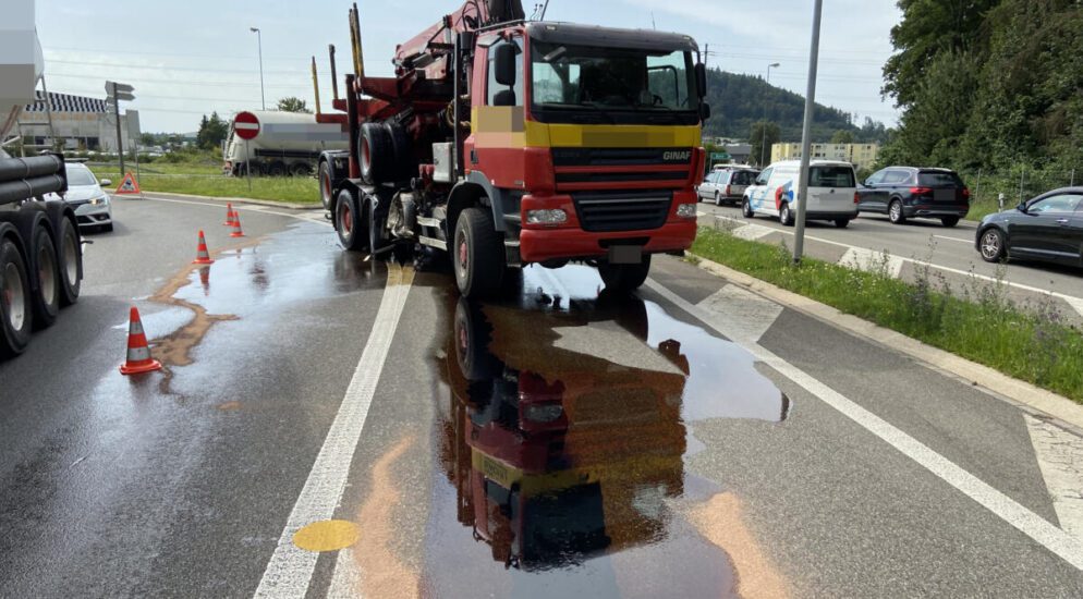 Hunzenschwil AG - Heftige Kollision zwischen zwei Lastwagen