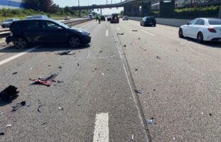 Auffahrunfall mit drei Autos auf A1 Wettingen / Dietikon AG