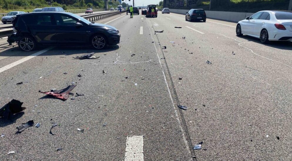 Auffahrunfall mit drei Autos auf A1 Wettingen / Dietikon AG