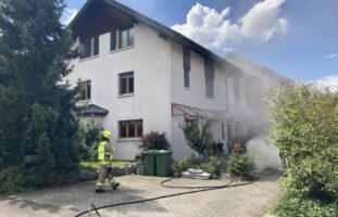 Buttikon SZ: Aschenrückstände führen zu einem Brand