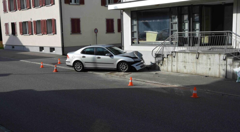 Autofahrerin kracht bei Unfall in Ebnat-Kappeln SG gegen Steintreppe