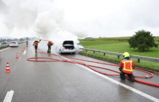 A1 bei Gossau SG: Auto in Flammen