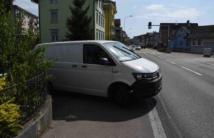 Verkehrsunfall zwischen Velofahrer und Lieferwagen in Gossau