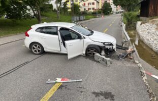 Schaffhausen - Crash in Leitplanke bei Selbstunfall endet mit Totalschaden