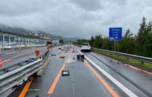 Unfall auf A14 Gisikon LU - Fahrer crasht in Baustellensignalisation