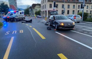 Crash zwischen zwei PW in Zug