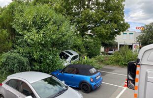 Hünenberg ZG: Autolenker kracht in Baum