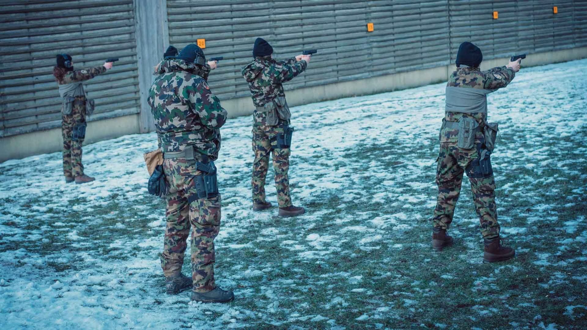 Ein wichtiger Bestandteil der einsatzbezogenen Ausbildung für einen friedensfördernden Einsatz ist die Schiessausbildung zum Eigenschutz – auch für die Frauen, die ohne militärische Vorkenntnisse einen Einsatz zugunsten der SWISSCOY KFOR und EUFOR LOT leisten. (BIldquelle: © SWISSINT)