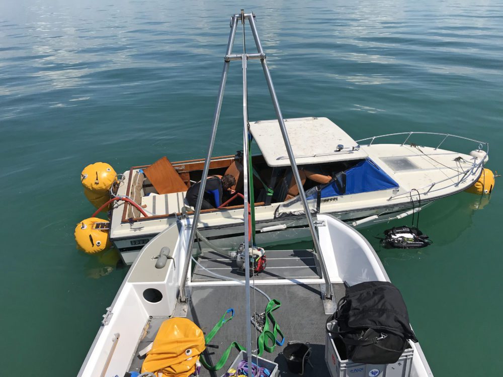 Bergung eines gesunkenen Schiffes in Uttwil